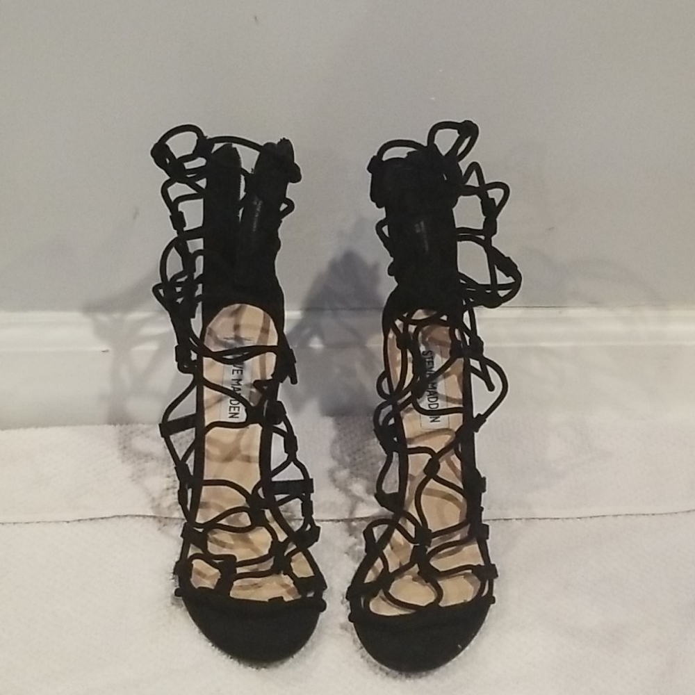 Black heels with a pattern